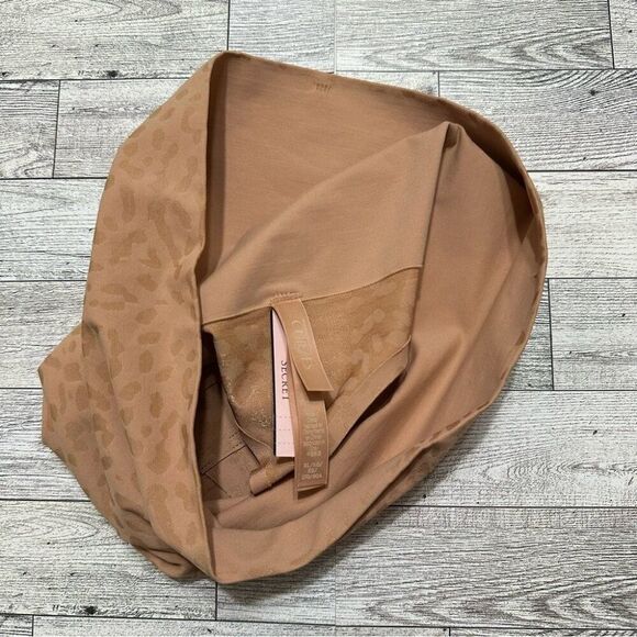 VICTORIA’S SECRET CURVES SEAMLESS HIGH WAIST TUMMY CONTROL NUDE THONG PANTY NWT‎ - Picture 4 of 5